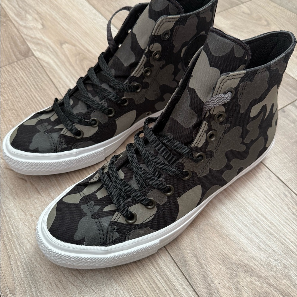 Like New Converse Chuck Taylor II Camo Sneakers Size 9